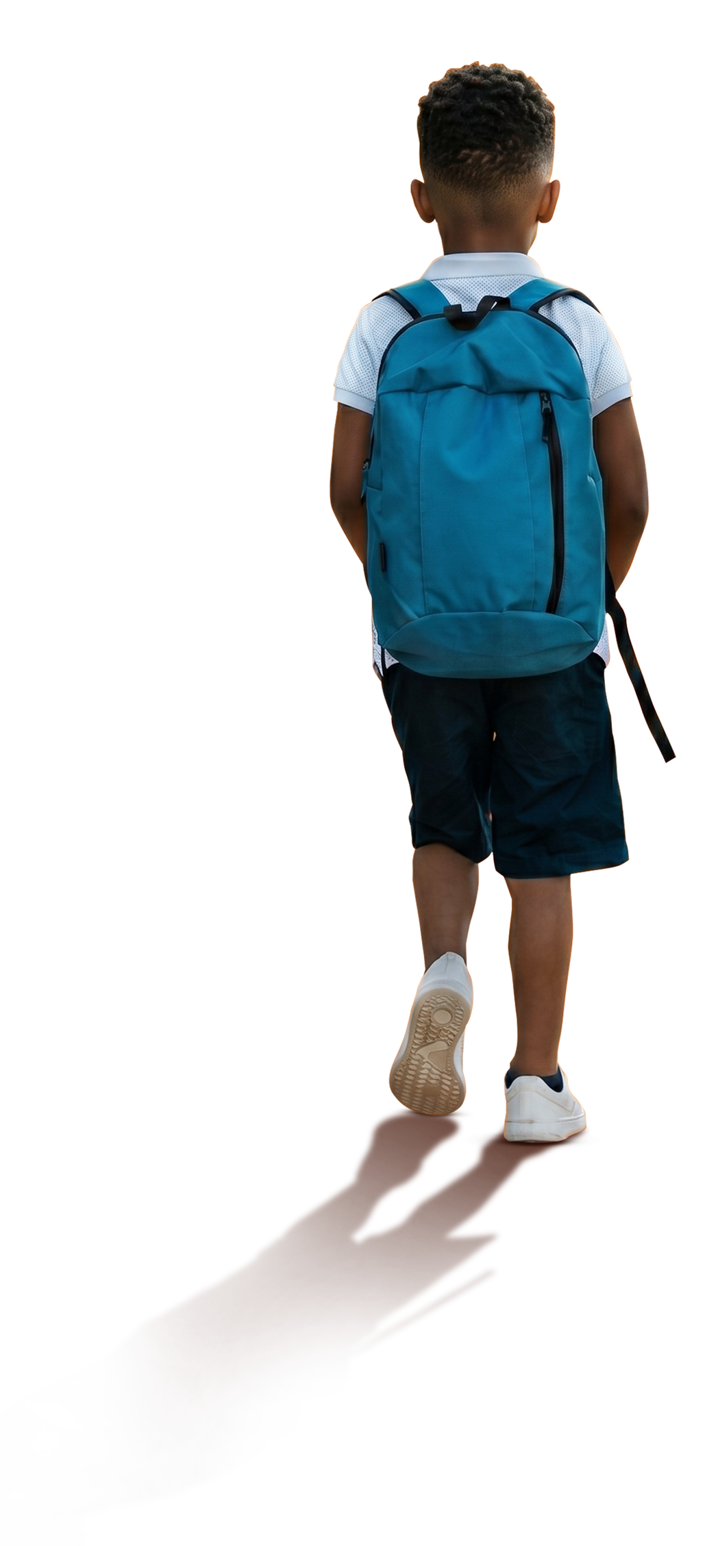 Menino caminhando para a porta